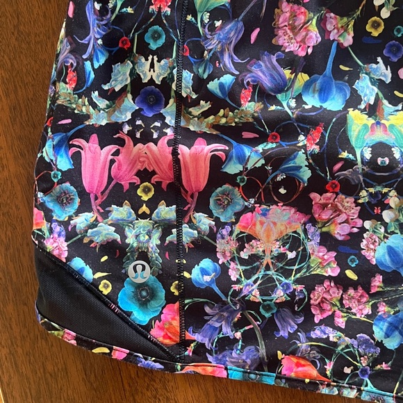 Lululemon “Hotty Hot High-Rise Lined Short 4”. Size 10. Vibrant Pattern. - Picture 2 of 3